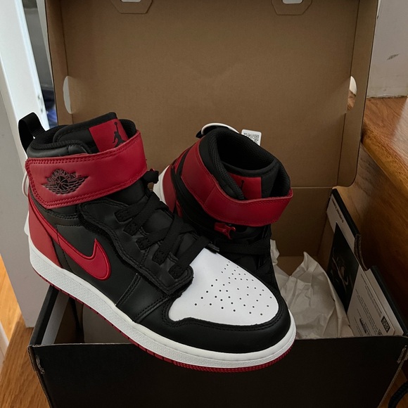 Air Jordan 1 High FlyEase 'Bred White Toe' (GS) DISCONTINUED - Picture 5 of 5